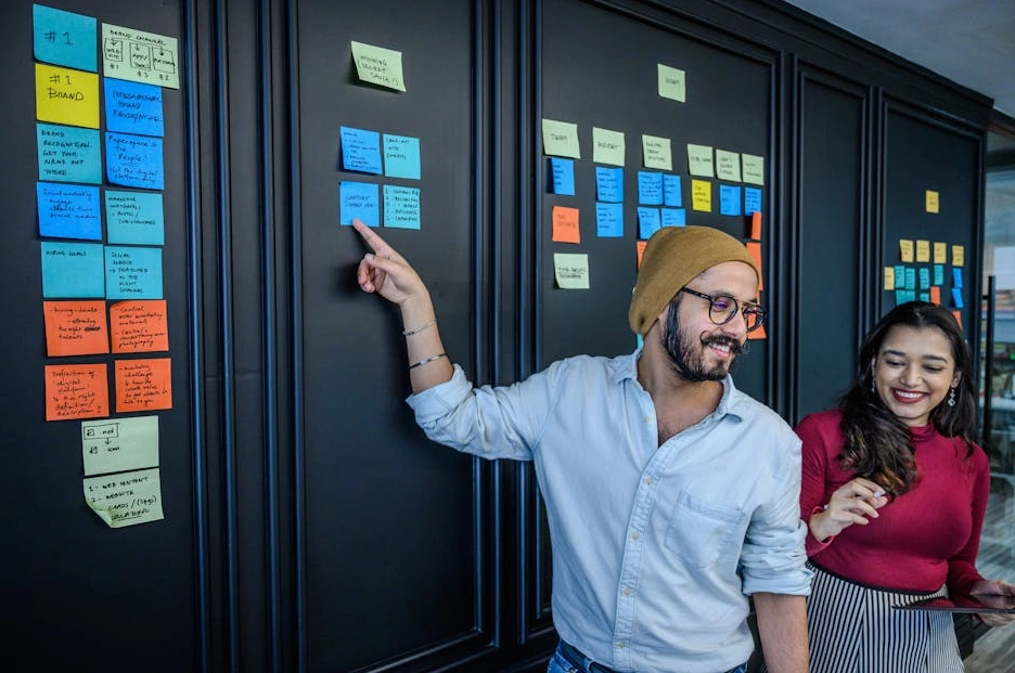 Náš tým konzultantů při strategickém plánování v moderní kanceláři.